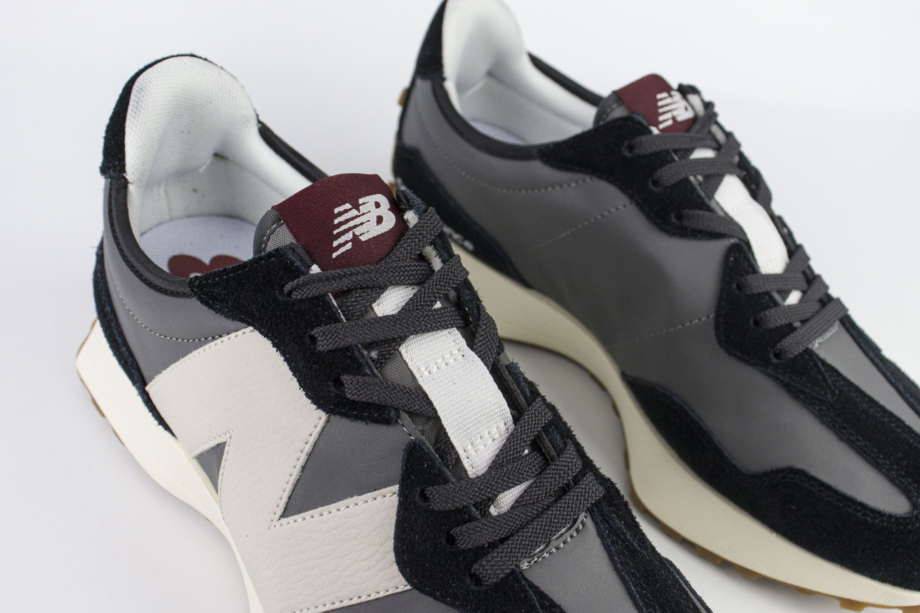 New Balance 327 Black / White